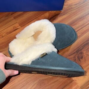 Old Friend Women's Blue Sheepskin Slippers